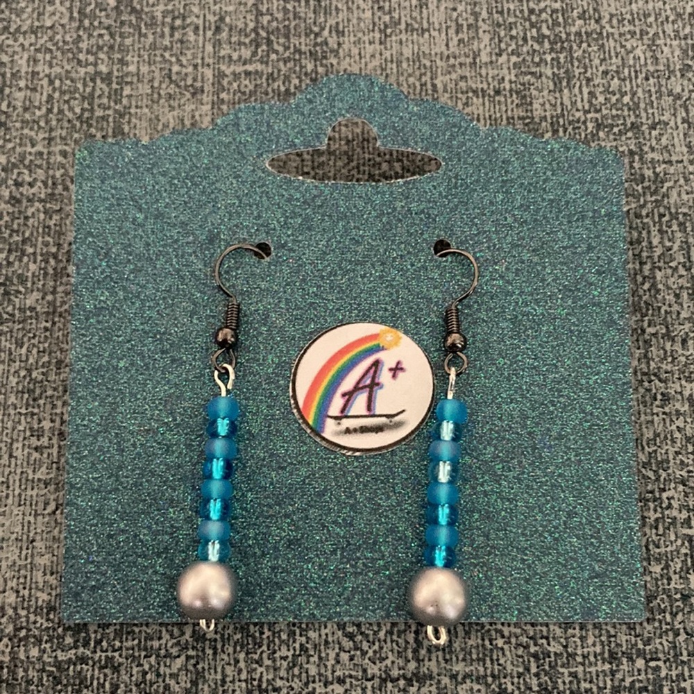 Delicate handmade earrings - Picture 2 of 2